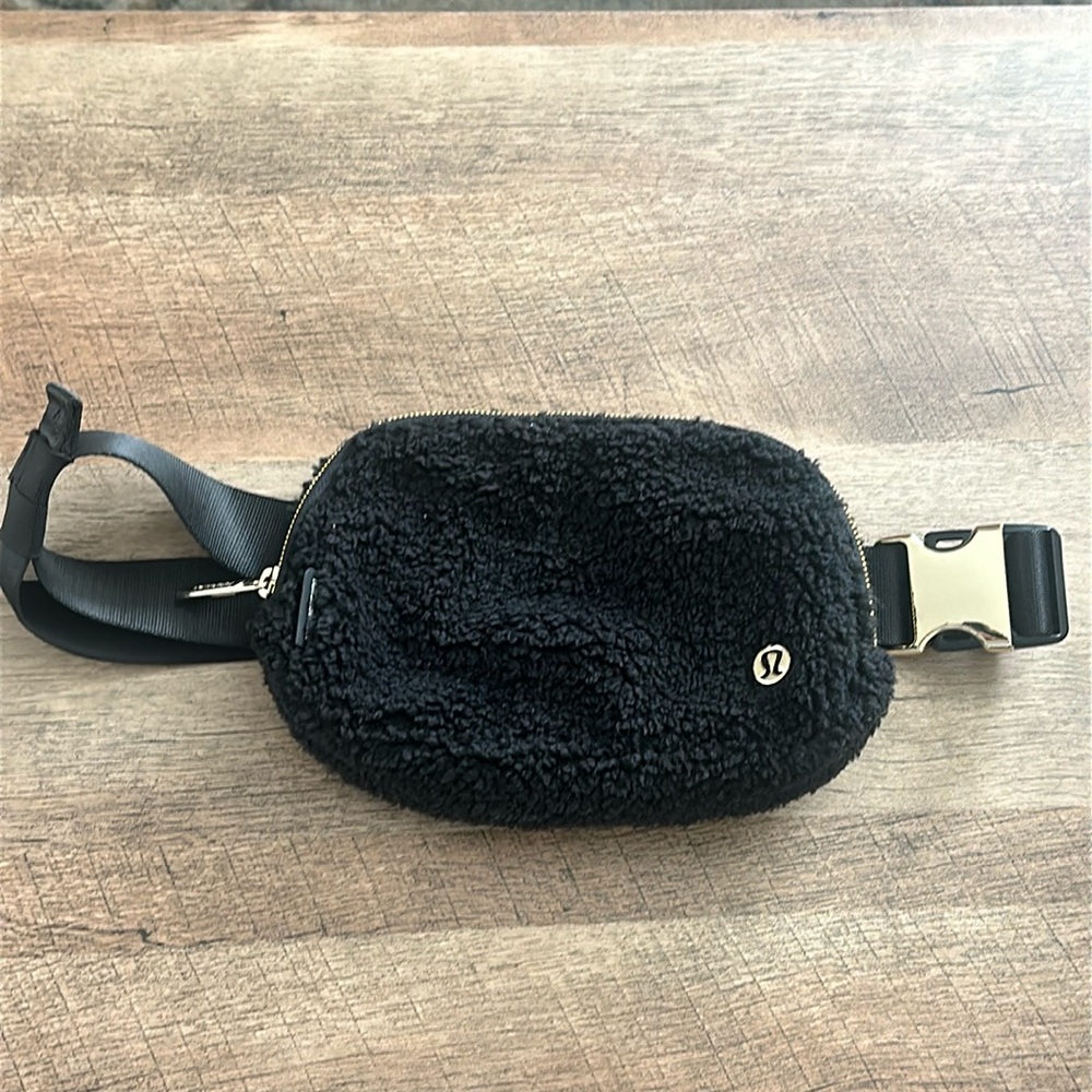 Black fleece everywhere Lululemon belt bag new